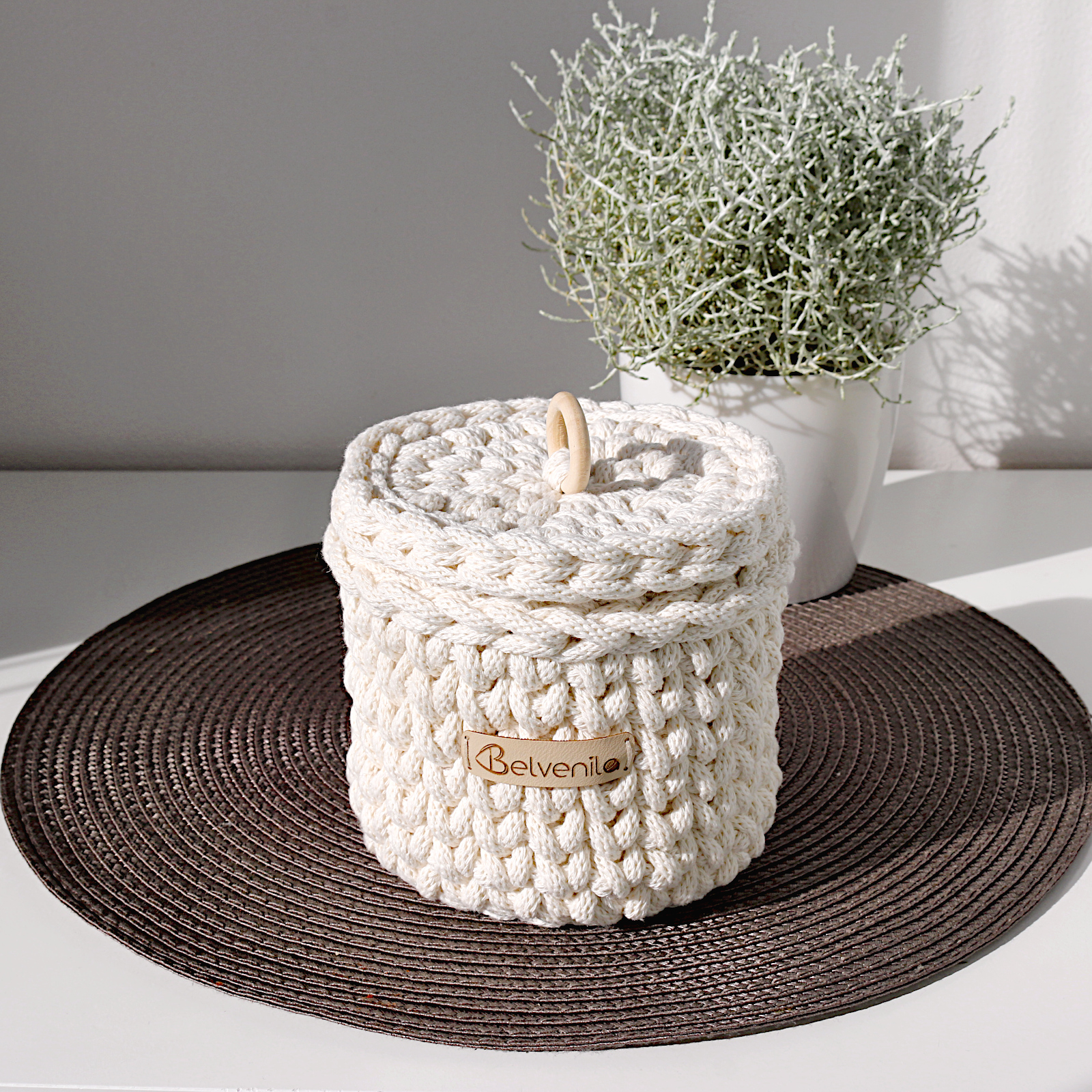 Háčkovaný košík s víčkem Belvenila
